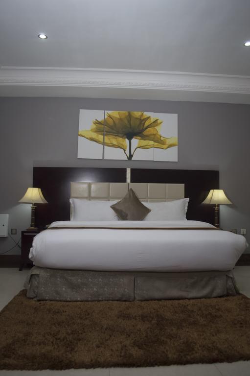Grandbee Suites Ikeja Exterior foto