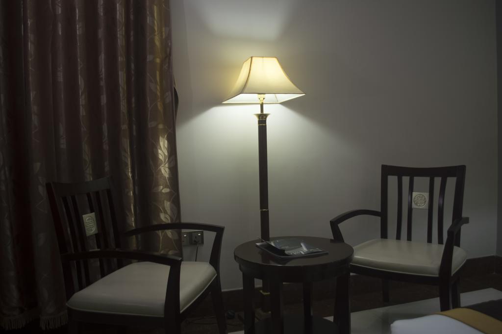 Grandbee Suites Ikeja Exterior foto