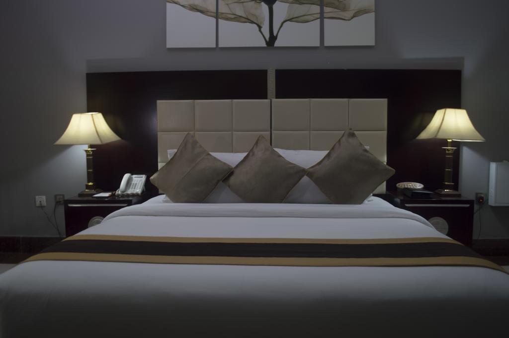 Grandbee Suites Ikeja Exterior foto