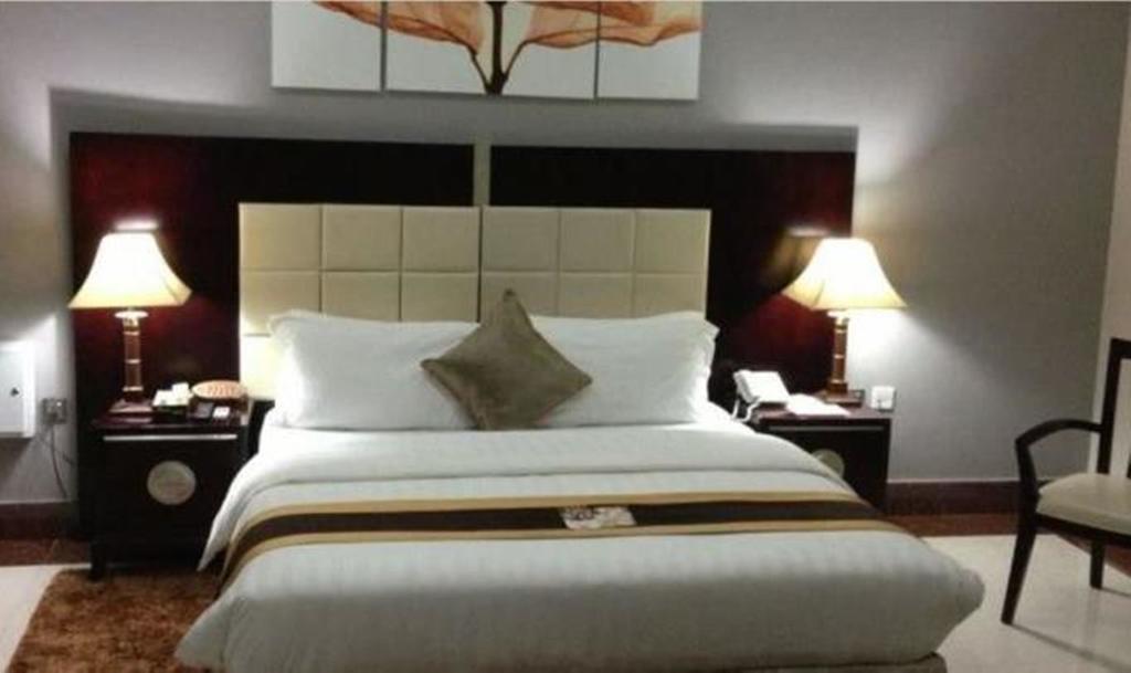 Grandbee Suites Ikeja Habitación foto