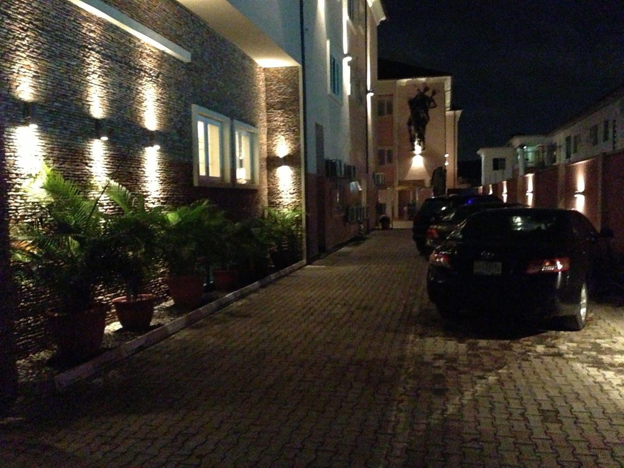 Grandbee Suites Ikeja Exterior foto