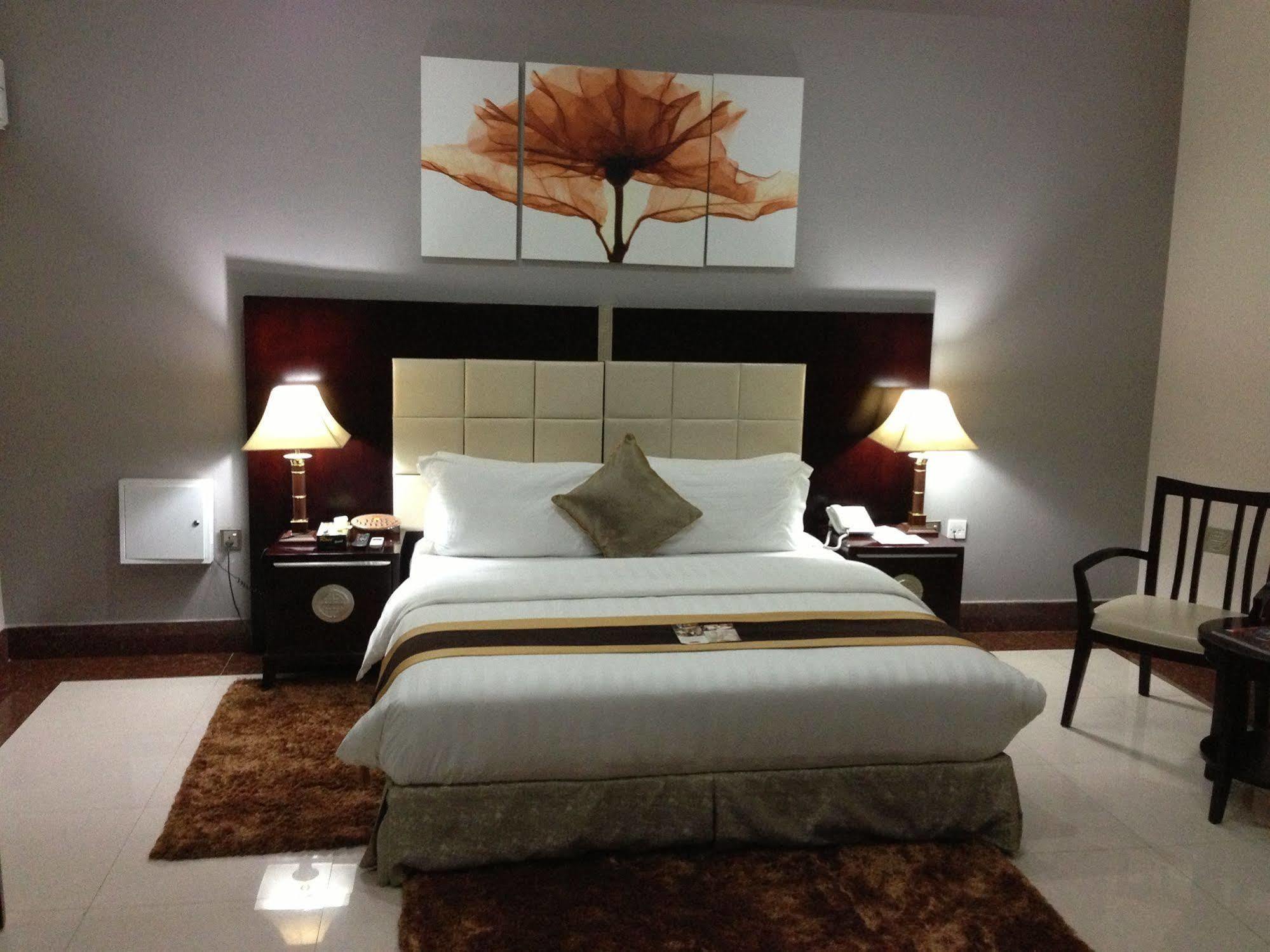 Grandbee Suites Ikeja Exterior foto