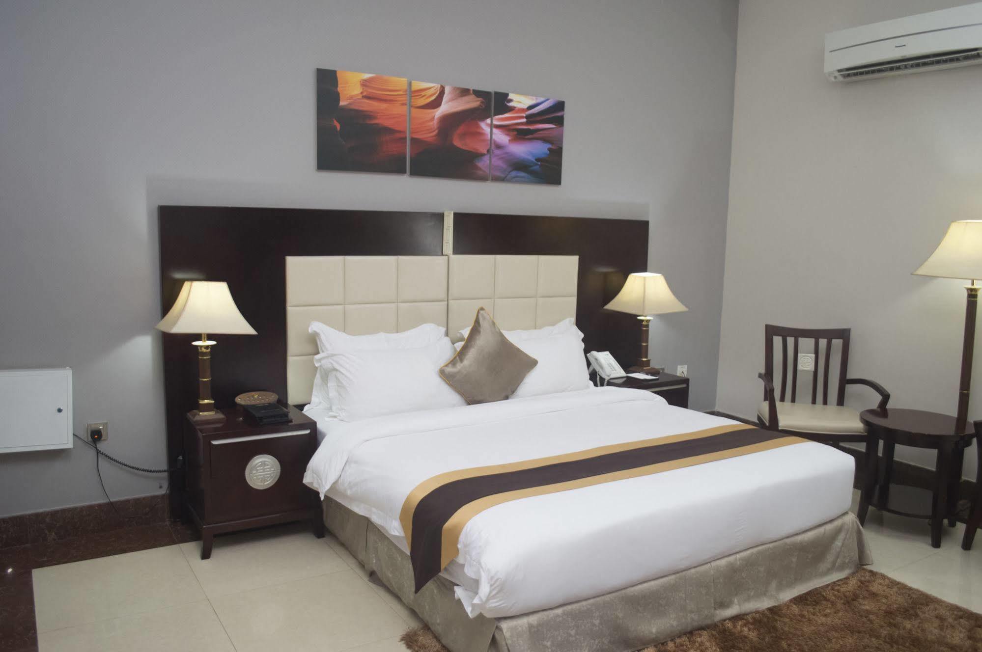 Grandbee Suites Ikeja Exterior foto