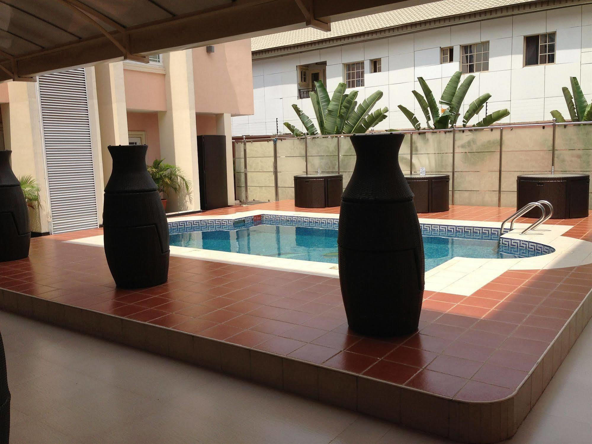 Grandbee Suites Ikeja Exterior foto