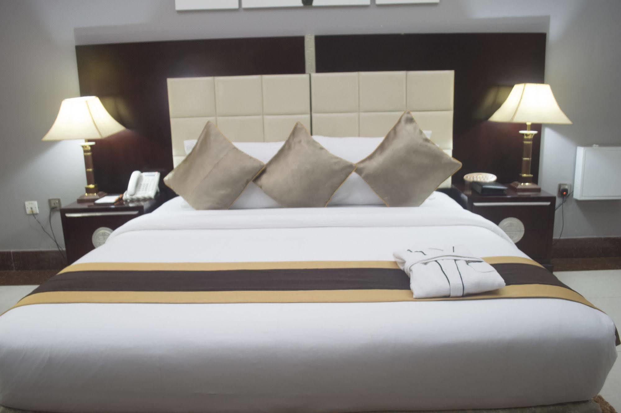 Grandbee Suites Ikeja Exterior foto